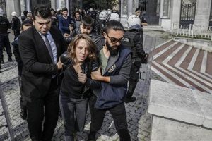 İstanbul &Uuml;niversitesi'nde gerginlik! G&ouml;zaltılar var