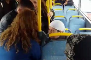 Fenalaştığı halk otob&uuml;s&uuml;yle hastaneye g&ouml;t&uuml;r&uuml;ld&uuml;