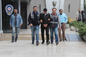 Bursa'da 15 bin euroyu kendi eliyle dolandırıcıya verdi