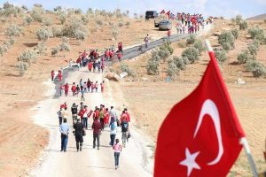 &Ccedil;ocuklardan sınırdaki Mehmet&ccedil;iğe T&uuml;rk bayrağı