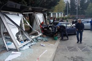Kamyonet otob&uuml;s durağına daldı: 1 &ouml;ğrenci yaralandı