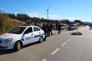 Yola fırlayan engelli oğlunu kurtarmak isterken can verdi