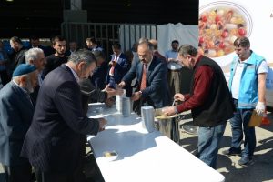 Bursa İneg&ouml;l'de 1000 kişiye aşure dağıtıldı