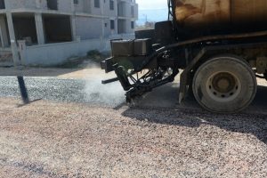Bursa İneg&ouml;l'de sathi kaplama &ccedil;alışmaları s&uuml;r&uuml;yor