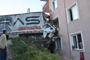 Kocaeli'de TIR apartman dairesine girdi: 1 &ouml;l&uuml;