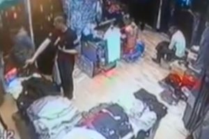 Ankara'da kıyafet hırsızlığı g&uuml;venlik kamerasında