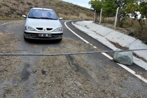 "Tapulu arsam" dediği k&ouml;y yolunu demir borularla kapattı