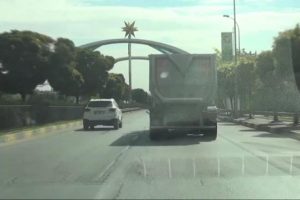 Kum y&uuml;kl&uuml; hafriyat kamyonunun tehlikeli yolculuğu