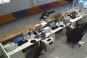 Banka soyguncusunu g&uuml;venlik kameraları ele verdi