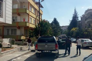 Baskına giden polis ekiplerine saldırdılar!