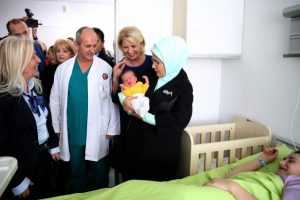 Emine Erdoğan, Yeni Pazar'da hastane ziyaret etti
