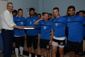 Karacabey Birlikspor'a baklavalı moral