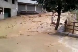 Rize'de &ccedil;ığlıklar hi&ccedil; durmadı: Yukarı ka&ccedil;ın!