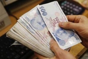 Kaybettiği 8 bin lira &ccedil;&ouml;pten &ccedil;ıktı