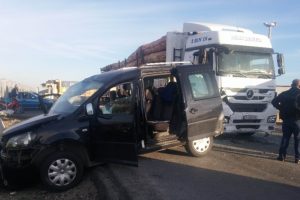 Tır ile ticari ara&ccedil; &ccedil;arpıştı: 4 yaralı