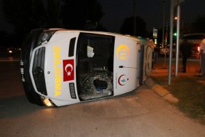 Ambulans ile taksi &ccedil;arpıştı: 5 yaralı