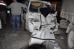 TIR'a &ccedil;arpan minib&uuml;s&uuml;n s&uuml;r&uuml;c&uuml;s&uuml; &ouml;ld&uuml;