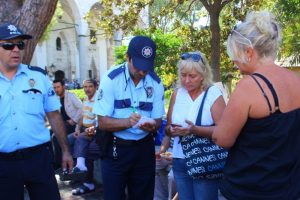 Hırsızlar lokma kuyruğunda turistleri soydu