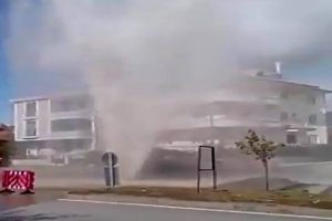 Su borusu patladı, yollar g&ouml;le d&ouml;nd&uuml;