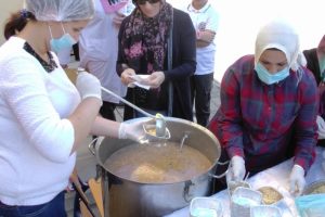 İHL &ouml;ğrencilerinden bin kişiye aşure ikramı