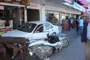 Kırmızı ışıkta ge&ccedil;en otomobil ortalığı savaş alanına &ccedil;evirdi