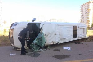 Ankara'da &ouml;ğrenci servisi yan yattı: 4 yaralı