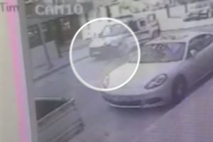 Zabıta kapıyı a&ccedil;tı, bisikletli &ccedil;ocuk &ouml;l&uuml;mden d&ouml;nd&uuml;