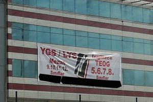 Gazeteci-Yazar &Ccedil;avuşoğlu Bursa'da konuştu: "&Ouml;zel kursların y&uuml;zde 99'u ka&ccedil;ak ve yasa dışı"