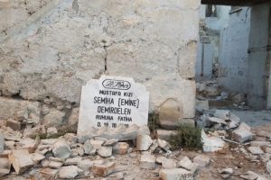 Yaptırdığı mezar taşı &ouml;l&uuml;m&uuml;nden sonra evinden &ccedil;ıktı