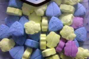 Otomobilden attıkları poşetten uyuşturucu hap &ccedil;ıktı