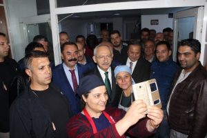 Kılı&ccedil;daroğlu taziyeden &ccedil;ıkarken aş&ccedil;ıların &ouml;z&ccedil;ekim ısrarını kırmadı