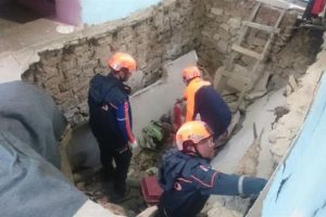 Kadınlar yemek yerken tek katlı evin zemini &ccedil;&ouml;kt&uuml;
