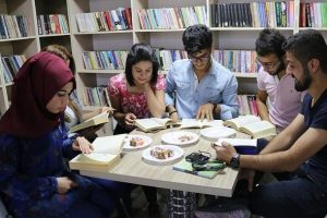 Bu kafede kitap okuyana i&ccedil;ecekler &uuml;cretsiz