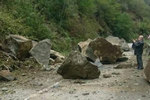 Trabzon'da yama&ccedil;tan kopan kaya par&ccedil;aları yolu kapattı
