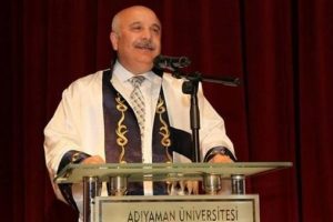 Rekt&ouml;r&uuml;n 'kadınla tokalaşma' s&ouml;zleri tepki &ccedil;ekti