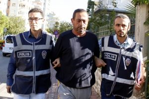 Eşini ve kızını &ouml;ld&uuml;ren adam yakalandı