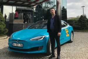 Tesla'yı g&ouml;ren &ouml;n&uuml;me kırıyor!