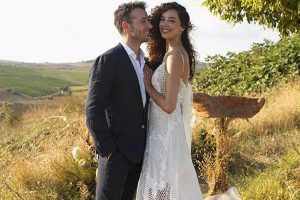 Azra Akın gelinliğini par&ccedil;aladı