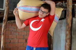 Fındık &ccedil;uvallarıyla halterde altın madalyaya ulaştı