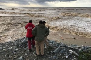 Rize'de dereye d&uuml;şen kişi kayboldu