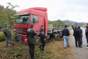 Minib&uuml;s tırla &ccedil;arpıştı: 10 yaralı