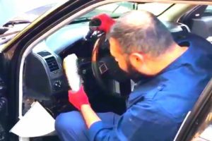 Otomobilin g&ouml;sterge panelinden &ccedil;ıktı