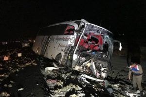 Yolcu otob&uuml;s&uuml;, kamyona &ccedil;arptı: 1 &ouml;l&uuml;, 20 yaralı