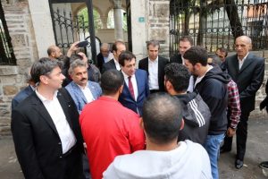 Bursa Valisi K&uuml;&ccedil;&uuml;k fırında ekmek dağıttı