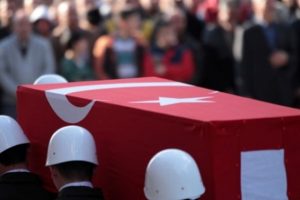 Şehitler i&ccedil;in Hakkari'de t&ouml;ren