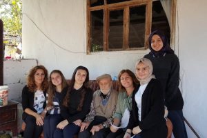Bursa'da "&Ouml;ğrencilerimiz yaşlıların g&ouml;nl&uuml;nde" projesi