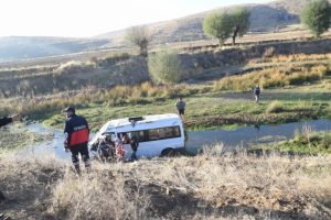 İş&ccedil;ileri taşıyan minib&uuml;s dereye u&ccedil;tu!