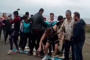 Madalya t&ouml;reninde ağırlığa dayanamayan k&uuml;rs&uuml; &ccedil;&ouml;kt&uuml;