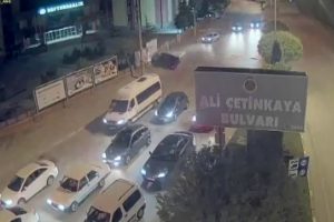 Otomobil reklam panosuna girdi