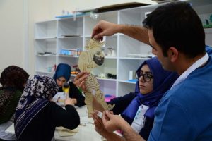 Hacivat-Karag&ouml;z tasvirleri &ouml;ğrencilerin ellerinde şekilleniyor